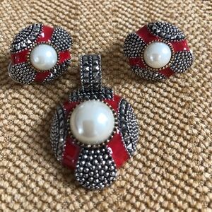 Pendant and earrings set